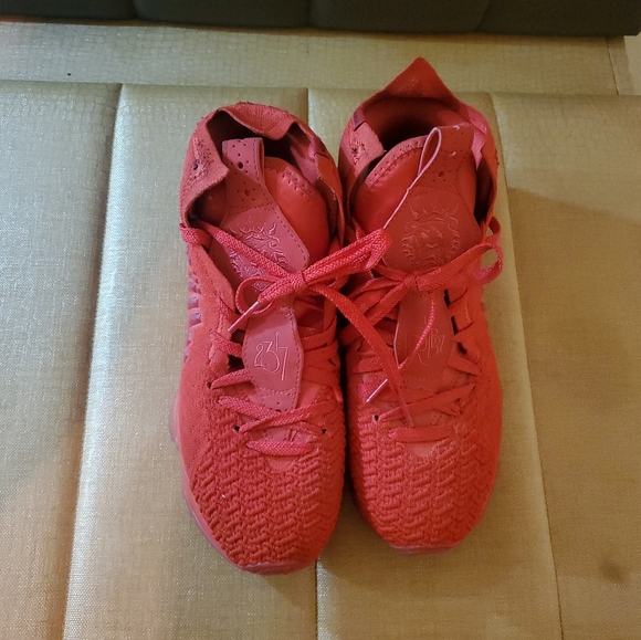 Size 10 - Nike LeBron 17 Red Carpet 2019 - Picture 5 of 7